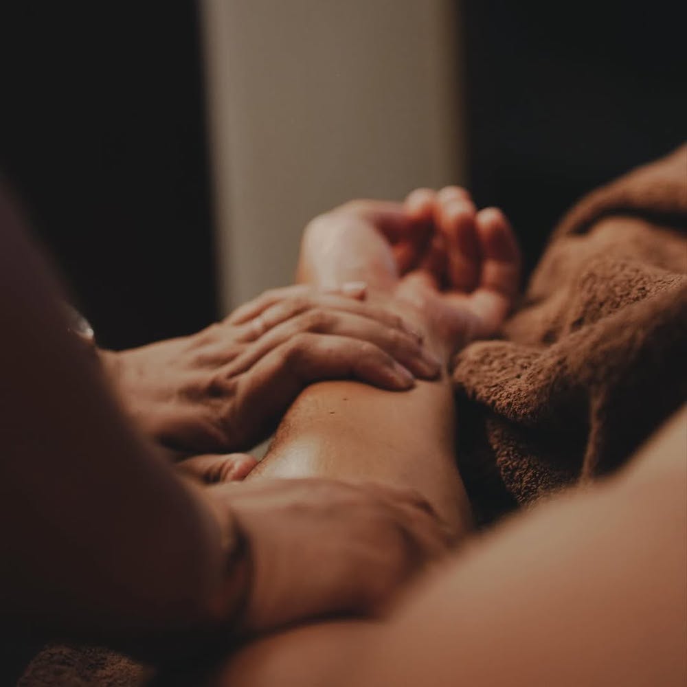 Relaxing body ritual with botanical oils for total renewal in Bali